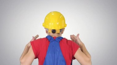 İşçiler, kadın çalışanın gradyan arkaplan üzerine konuşma yapması üzerine yoğun jestler yapıyor..