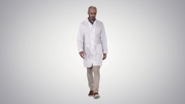 Değişken arka planda yürüyen Arap erkek doktor.