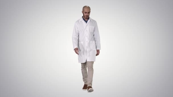 Ходячий врач-араб на градиентном фоне. — стоковое видео
