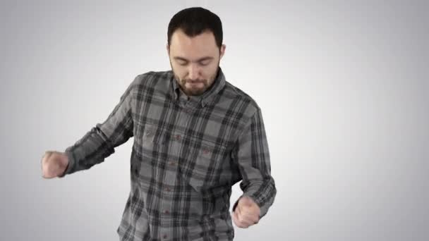 Ležérní muž chůze a tance na gradient pozadí. — Stock video