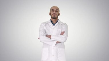 Ciddi Arap Doktor olgun erkek degrade arka planda Çapraz kollar.