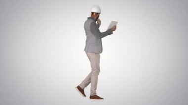 Hipster mühendisi gradyan arkaplan üzerine yaptığı çalışmaların sonucunu gösteren tabletle video görüşmesi yapıyor..