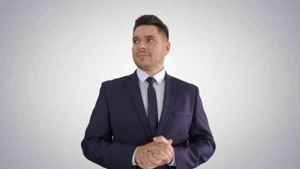 Happy business man holding thumbs up on gradient background. — Stock video