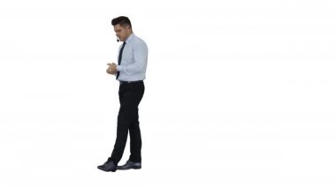 Beyaz arka plan üzerinde yeni ürün veya teknoloji sunumu yapan işadamı.