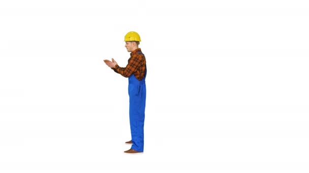 Trabajador de la construcción haciendo un giro y dobla las manos mirando a la cámara El mejor concepto de construcción sobre fondo blanco . — Vídeos de Stock