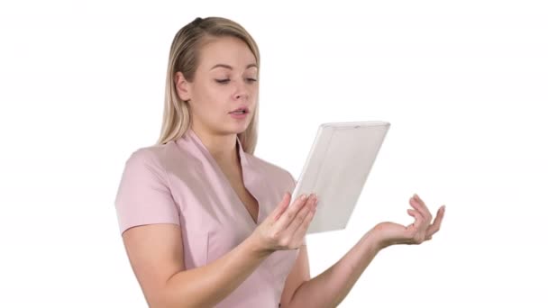 Mujer feliz charlando sobre una videollamada, usando una tableta sobre fondo blanco . — Vídeos de Stock