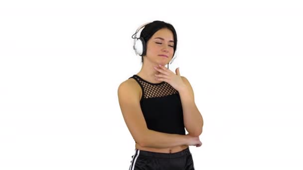 Młoda sportowa piękna kobieta korzystających z muzyki w słuchawkach na białym tle. — Wideo stockowe
