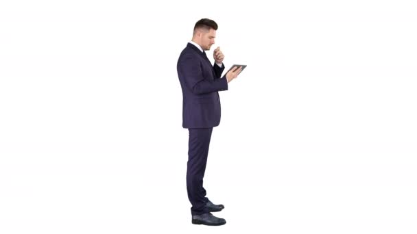 Смарт старший бізнесмен, використовуючи технологічний планшет на білому тлі . — стокове відео