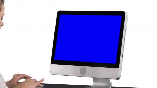 Donna che usa il computer, sfondo bianco. Visualizzazione finto schermo blu . — Video Stock