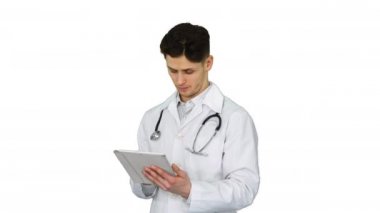 Dijital tableti tutan ve beyaz arkaplanda sonuçlar okuyan doktor.