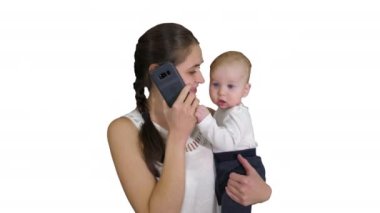 Annelik, çoklu görev, aile ve insan konsepti - beyaz arka planda akıllı telefondan bebek arayan mutlu anne.