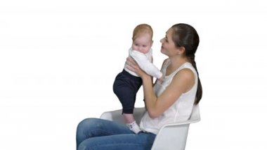 Anne ve sevimli bebek beyaz arka plan üzerinde bir sandalyede oturan.