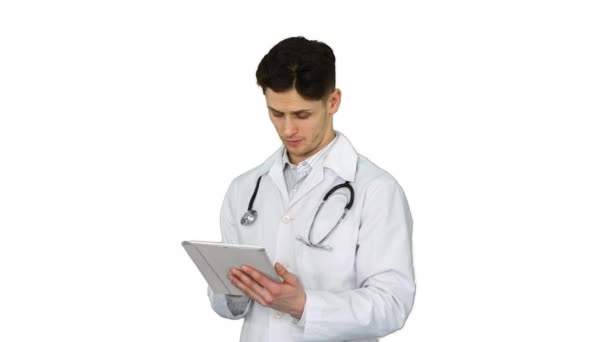 Médico segurando tablet digital pc e resultados de leitura em fundo branco . — Vídeo de Stock