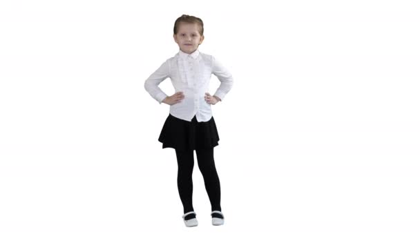 Carino bambina in abito bianco in posa sulla macchina fotografica su sfondo bianco . — Video Stock