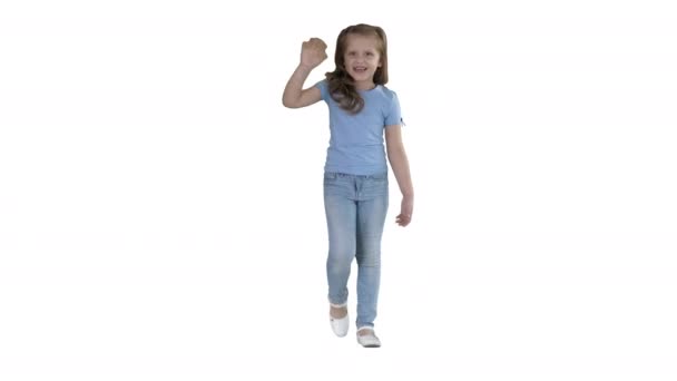 Vrolijk meisje groeten en zwaaien haar hand tijdens het lopen op witte achtergrond. — Stockvideo
