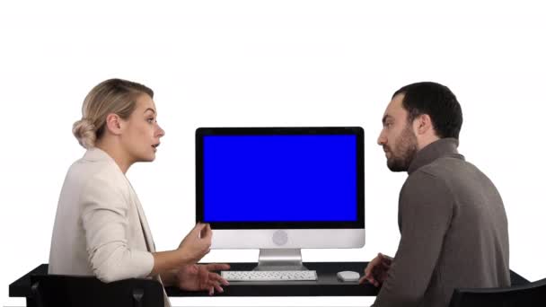 Zakenmensen hebben vergadering rond monitor van de computer praten over wat er op het scherm, witte achtergrond. Blauw scherm Mock-up Display. — Stockvideo
