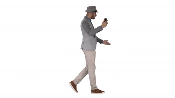 Arabisch aantrekkelijke man in casual kleding opname video voor blog op witte achtergrond. — Stockvideo