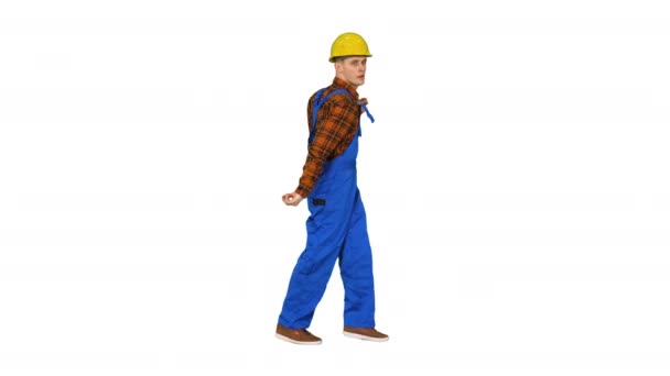 Tanec mladého inženýra s přilbou po práci na bílém pozadí. — Stock video