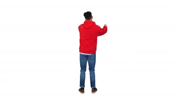 Příležitostný muž tančící v červeném plášti na bílém pozadí. — Stock video