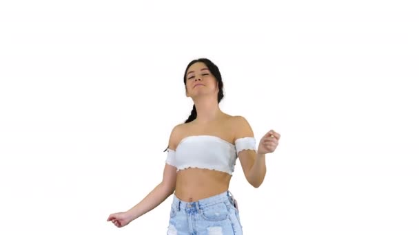 Dívka tancuje a rozervovala hovor na bílém pozadí. — Stock video
