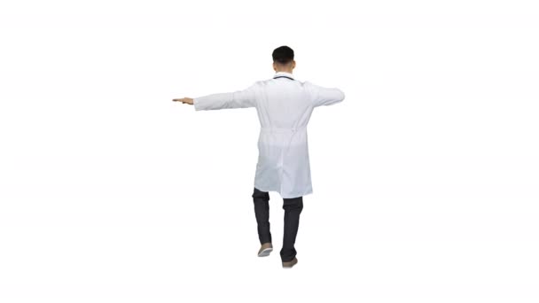 Bonito médico homem vestindo uniforme médico dançando no fundo branco . — Vídeo de Stock