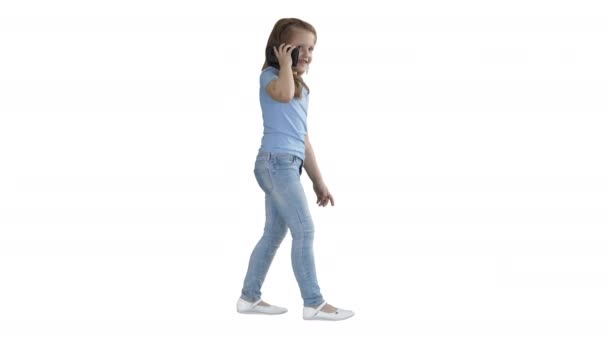 Маленькая девочка говорить по телефону и ходить на белом фоне . — стоковое видео