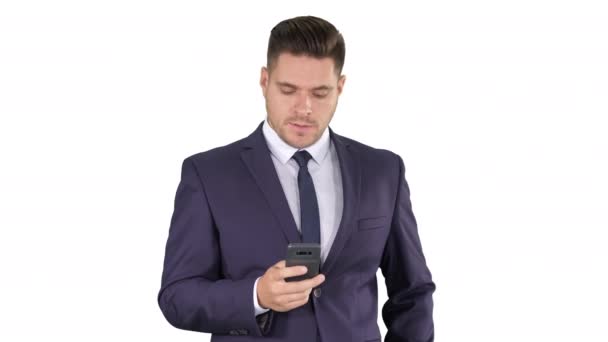 Serieuze bezorgde zakenman probeert om iemand te bellen en cant get through Call mislukt op witte achtergrond. — Stockvideo
