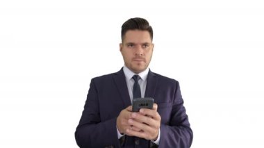 Cevap arıyorum. İyi görünümlü iş adamı. Akıllı telefonunu kullanarak beyaz arka planda ne cevap vereceğine karar veriyor..