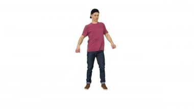 Kafkasyalı rapçi beyaz arka planda şık ışık dansı yapıyor.