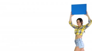 Beyaz arka planda yeni tur duyurusu yapan boş tahtası olan kız.