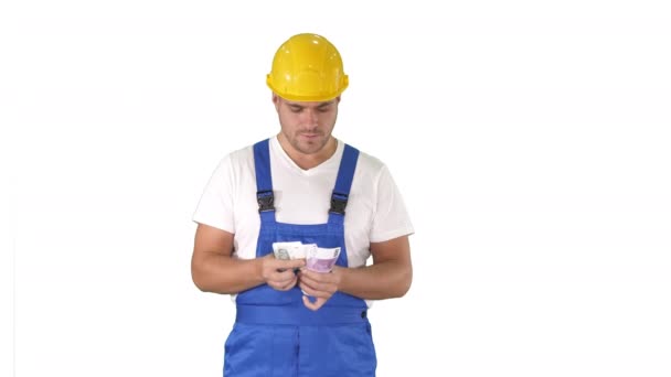 Ein Arbeiter zählt aufgeregt sein Gehalt auf weißem Hintergrund. — Stockvideo