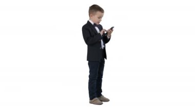 Zarif takım elbiseli genç beyaz arka planda cep telefonuyla oynuyor..