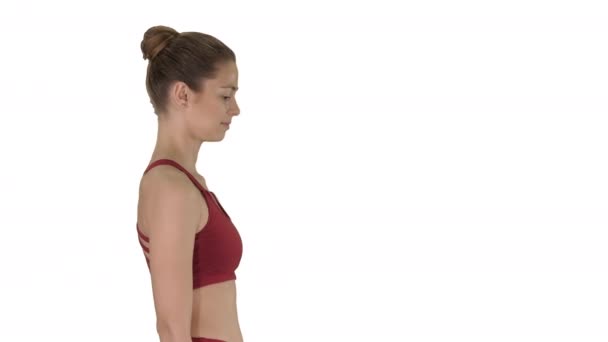 Vrouw yogi lopen op witte achtergrond. — Stockvideo