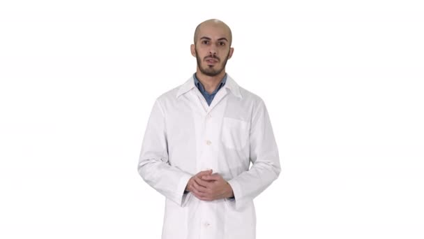 하얀 바탕에 무엇인가를 손으로 들고 이야기하고 제공하는 의료 코트를 입고 있는 아랍 의사. — 비디오