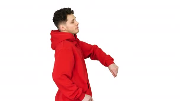 Knappe jongeman dansen in rood hoody op witte achtergrond. — Stockvideo