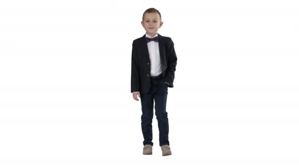 Resmi kostümlü çocuk beyaz arka planda cebinde bir el ile yürüyor. — Stok video