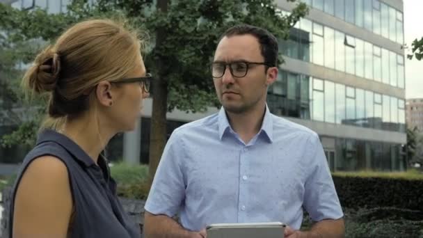 Business people talking outside with electronic tablet. — Stock Video