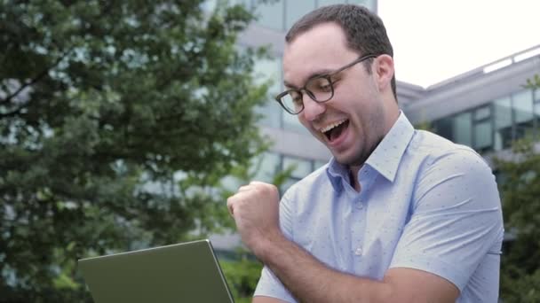 Komik duygu. Dizüstü bilgisayarla şaşırmış bir adam ekranda heyecanlı ve mutlu görünüyor.. — Stok video