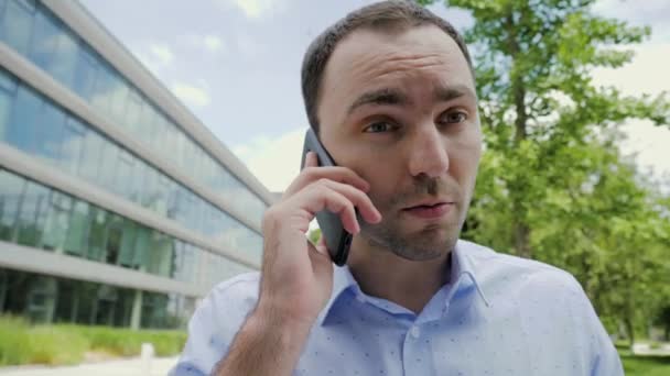 Zakenman heeft een moeilijke communicatie via de telefoon.. — Stockvideo