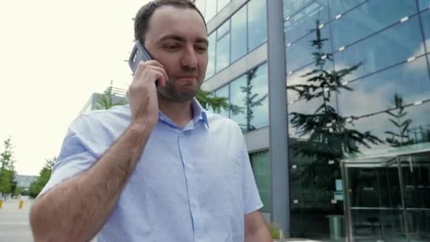 Atrakcyjny biznesmen rozmawiający przez telefon komórkowy, szczęśliwy, słyszący dobre wieści. — Wideo stockowe