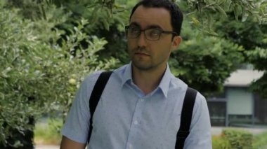 Sıradan bir ofis müdürü elmadan bir ısırık alıyor ve ekşi bir hissi var..