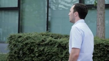 İş adamı hareket halinde. Ofis çalışanı işe gidiyor..