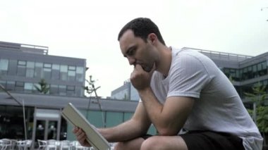 Dışarıda dijital tablet kullanan sıradan bir adam..