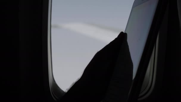 Uso de tableta en un vuelo . — Vídeos de Stock