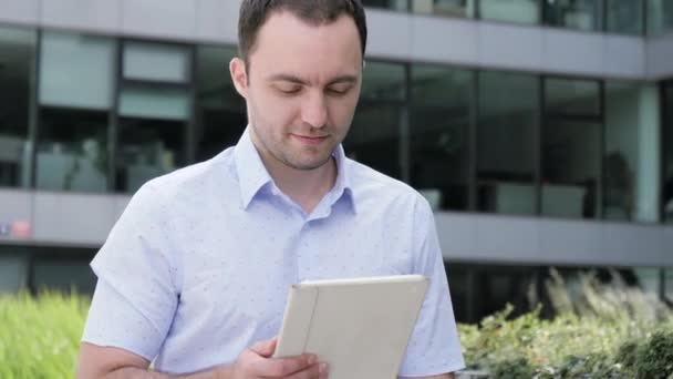 Бизнесмен использует планшетный компьютер на открытом воздухе . — стоковое видео