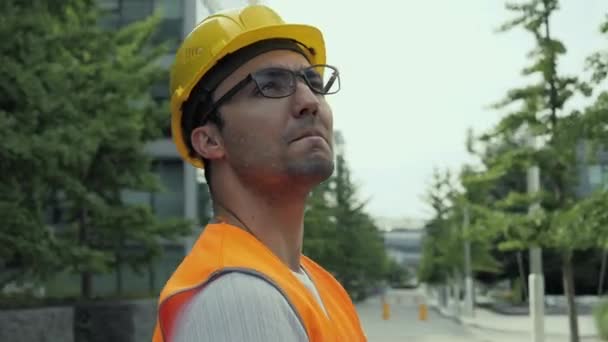 Trabajador de la construcción mirando los resultados de su trabajo . — Vídeos de Stock