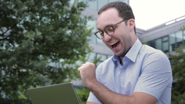 Komické emoce. Muž překvapen notebookem při pohledu na obrazovce vzrušený a šťastný. — Stock video