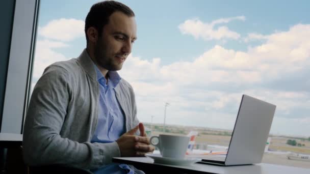 Homem de negócios fazendo videochamada no lounge de negócios dos aeroportos . — Vídeo de Stock
