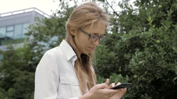 Obchodní žena pomocí chytrého telefonu na ulici. — Stock video