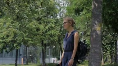 Şehrin sokak yürüyüş güzel genç kadın.